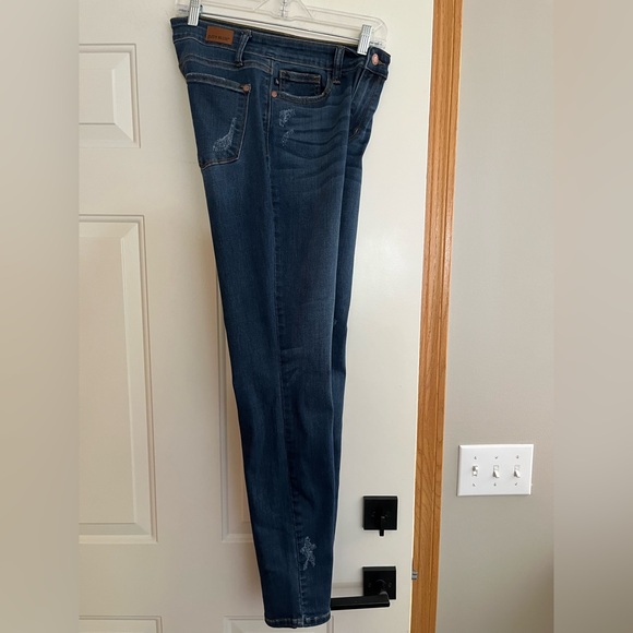 Judy Blue relaxed fit denim jeans. Size 7 /28” waist, 31”L. - Picture 4 of 12